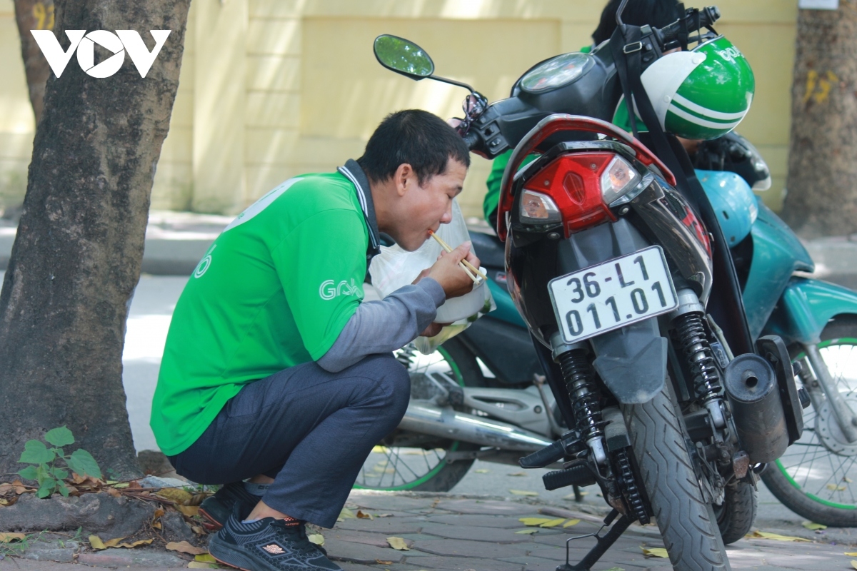 low-income workers take quick lunch amid covid-19 fight picture 1