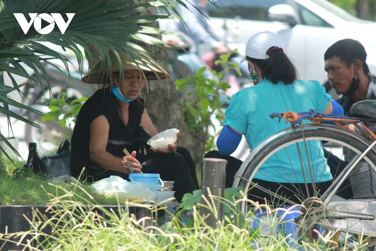 low-income workers take quick lunch amid covid-19 fight picture 3