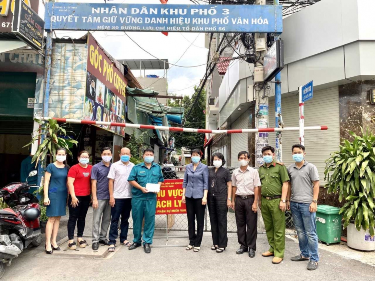 Lãnh đạo quận Tân Phú thăm, động viên lực lượng tham gia trực tại các điểm phong tỏa (ảnh từ website quận TP)