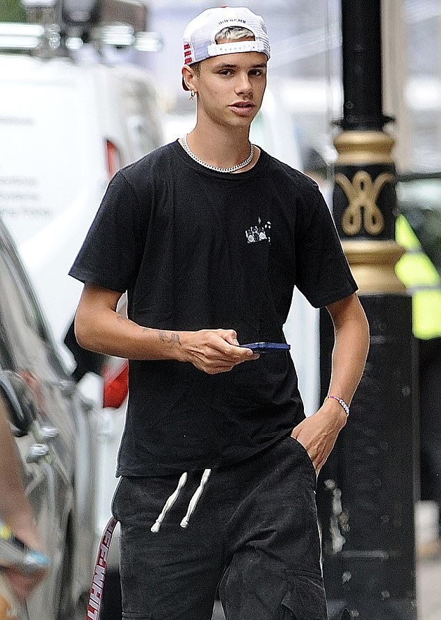 romeo beckham lai xe sang di choi cung ban than hinh anh 4