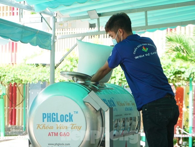 hcm city launches first free atm rice machine picture 2