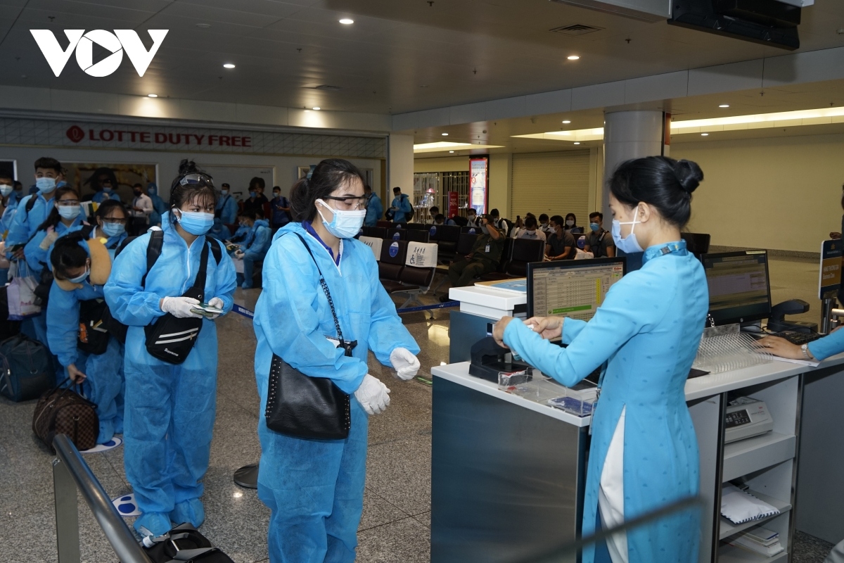 ha noi lay mau xet nghiem ngau nhien nguoi tu tp.hcm ve qua san bay noi bai hinh anh 1