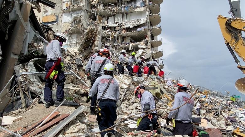 Lực lượng cứu hộ chạy đua với thời gian để tìm kiếm những người mất tích sau vụ sập chung cư 12 tầng ở Florida. Ảnh: Reuters