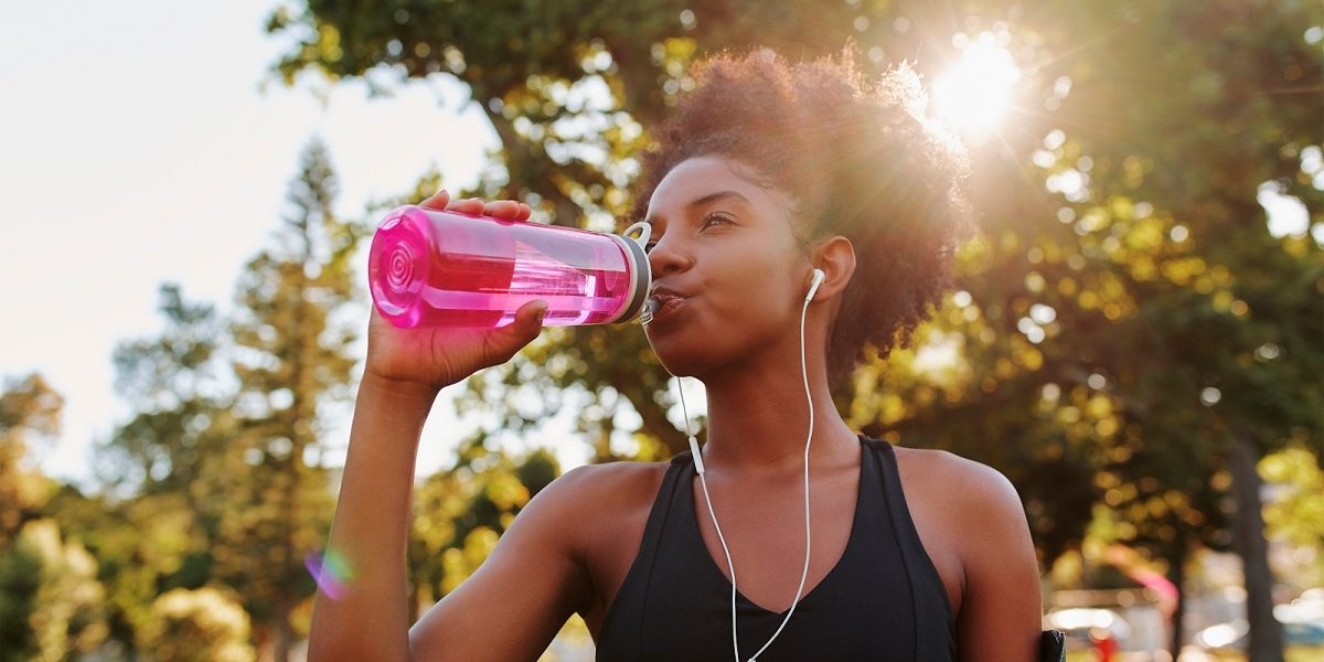 Uống nhiều nước, đặc biệt nếu bạn đang tập thể dục.