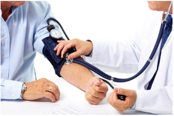 Kiểm tra huyết áp thường xuyên là cần thiết với người trung niên và cao tuổi