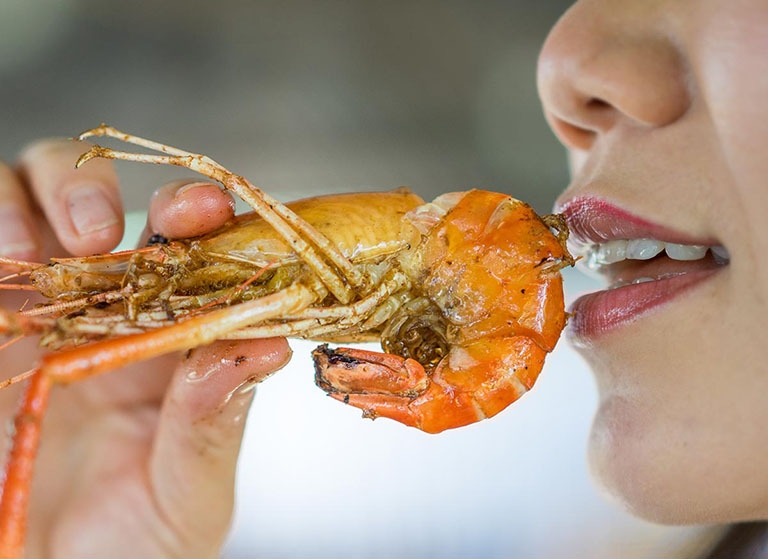 Nổi mề đay, kiêng ăn gì?