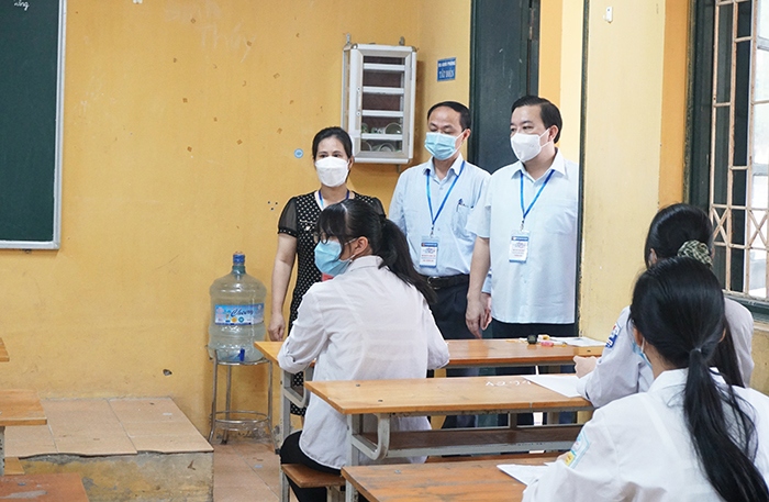 Ông Chử Xuân Dũng kiểm tra phòng thi tại điểm thi Trường THPT Sóc Sơn (huyện Sóc Sơn).