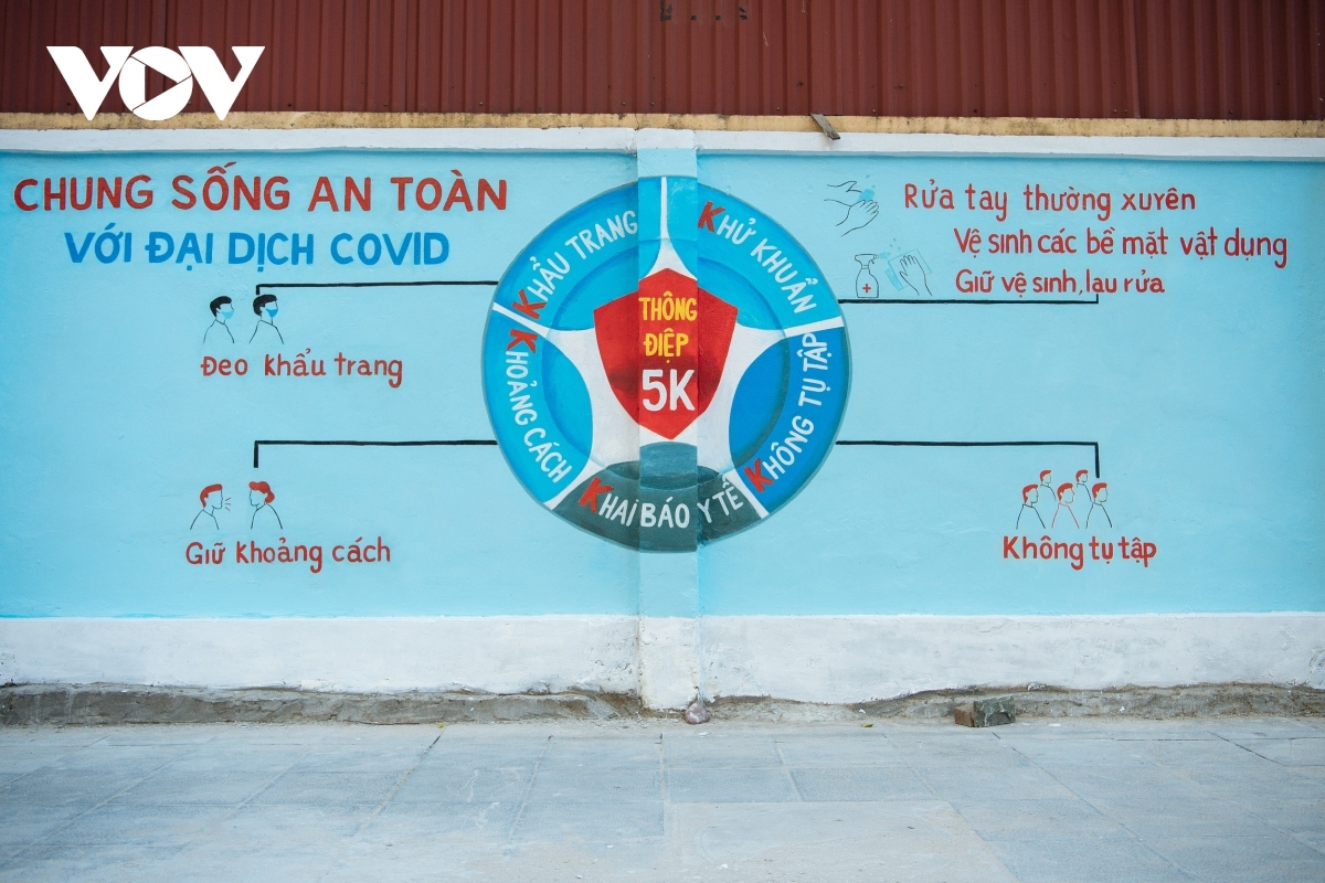 The Health Ministry’s 5K message comprises of khau trang (face masks), khu khuan (disinfection), khoang cach (distancing), khong tu tap (no gatherings), and khai bao y te (health declarations).