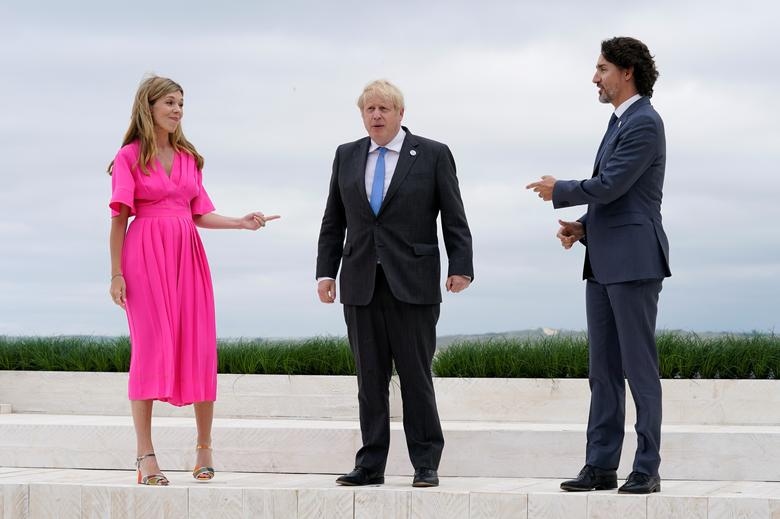 Thủ tướng Anh Boris Johnson và phu nhân Carrie Johnson trò chuyện với Thủ tướng Canada - Justin Trudeau khi chụp ảnh tại Hội nghị Thượng đỉnh G7. Ảnh: Reuters
