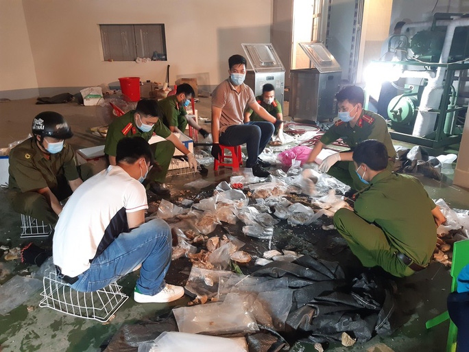 Cảnh sát kiểm tra kho đông lạnh do Huang Yen Sheng cầm đầu - Ảnh: Công an cung cấp