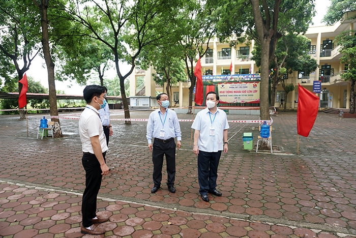 Kiểm tra các phòng thi tại điểm thi Trường THPT Tiền Phong (huyện Mê Linh).