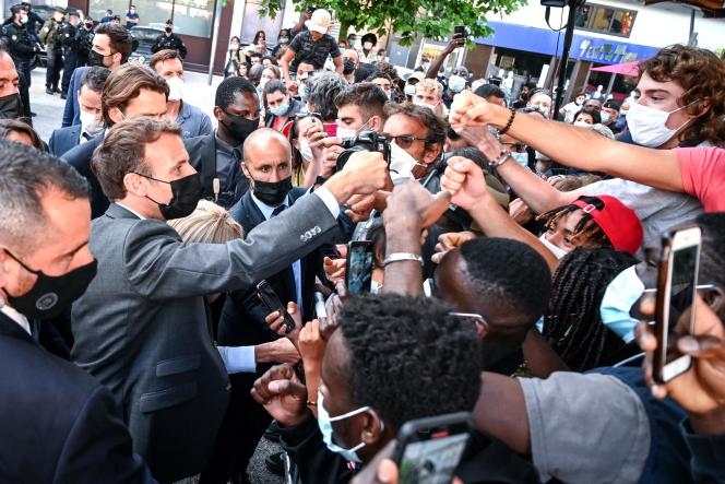 Tổng thống Emmanuel Macron trong một lần tiếp xúc với công dân Pháp. Ảnh: Le Monde