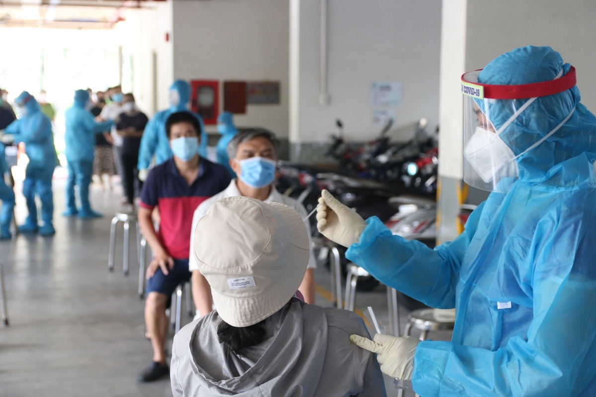 Lấy mẫu xét nghiệm Covid-19 cho người dân. (Ảnh: HCDC)