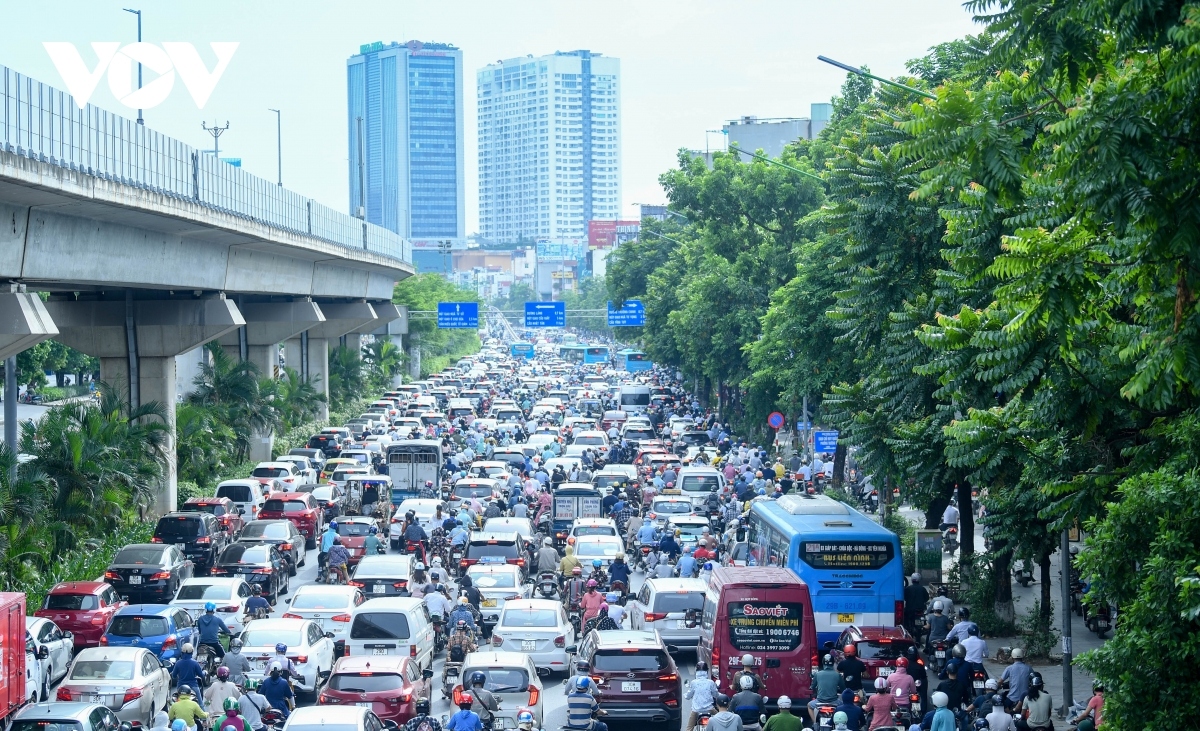 hanoi suffers heavy traffic jams after easing of covid-19 restrictions picture 1