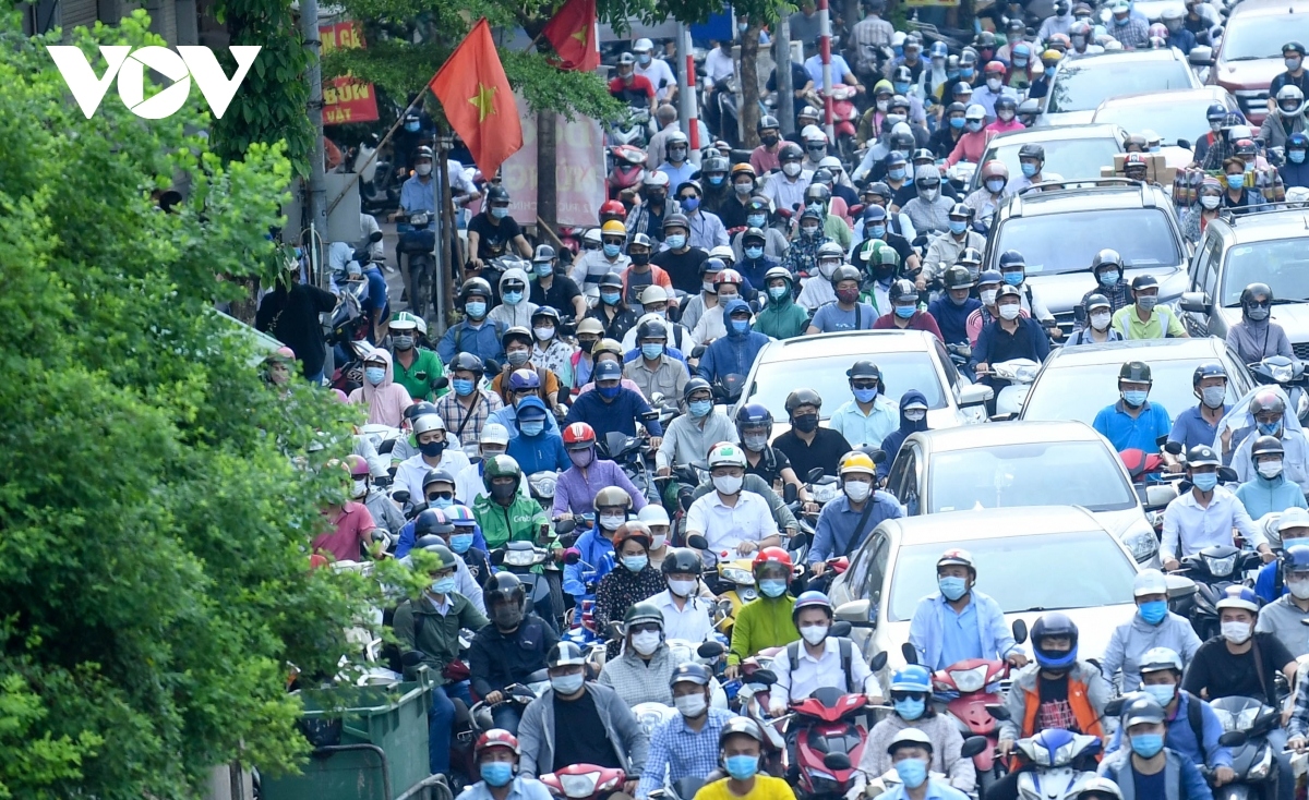 hanoi suffers heavy traffic jams after easing of covid-19 restrictions picture 10