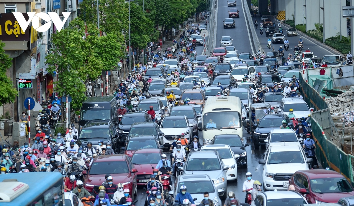 hanoi suffers heavy traffic jams after easing of covid-19 restrictions picture 11