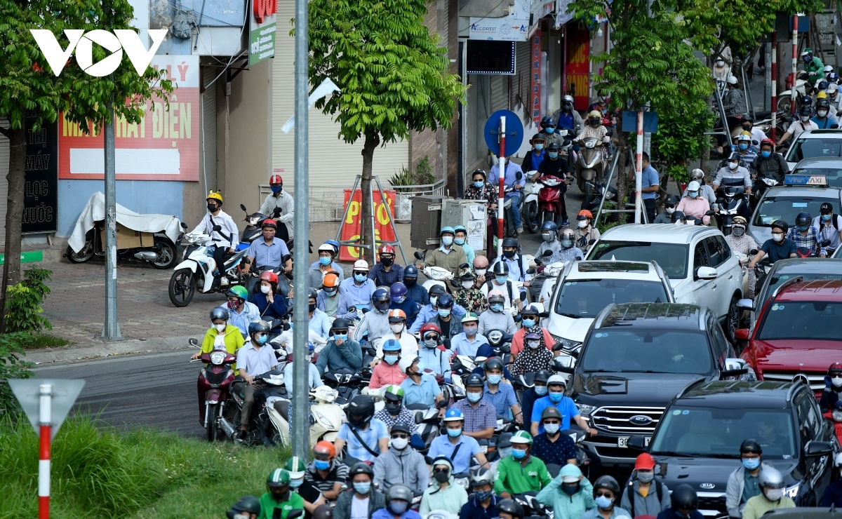hanoi suffers heavy traffic jams after easing of covid-19 restrictions picture 12