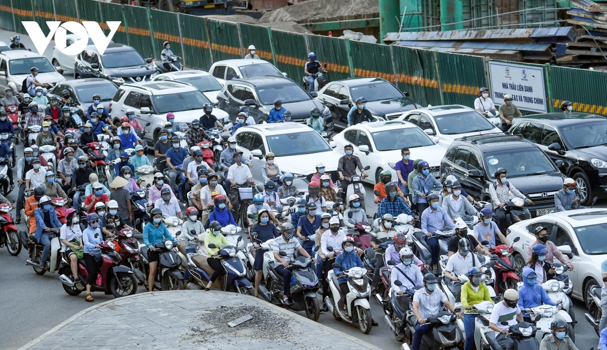 hanoi suffers heavy traffic jams after easing of covid-19 restrictions picture 13