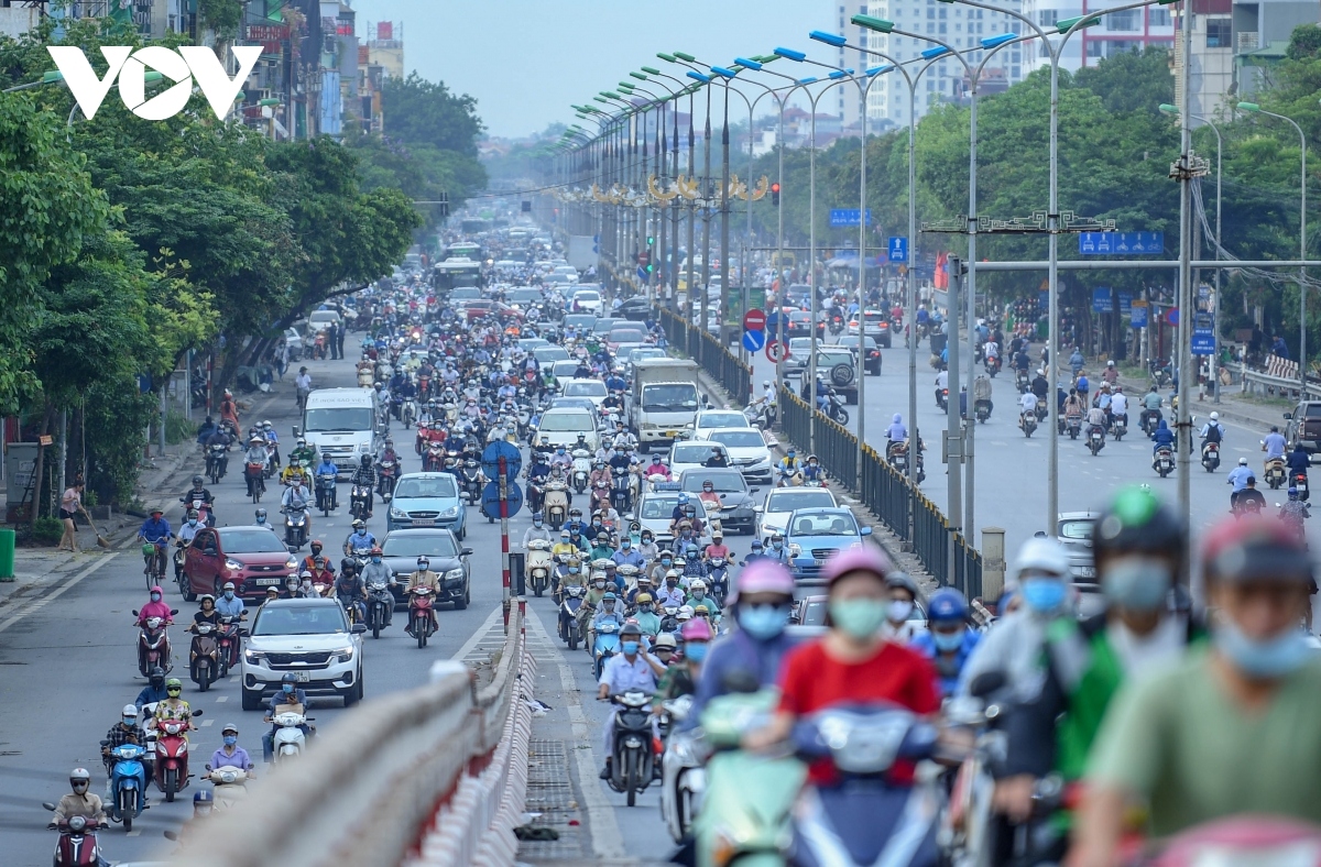 hanoi suffers heavy traffic jams after easing of covid-19 restrictions picture 14
