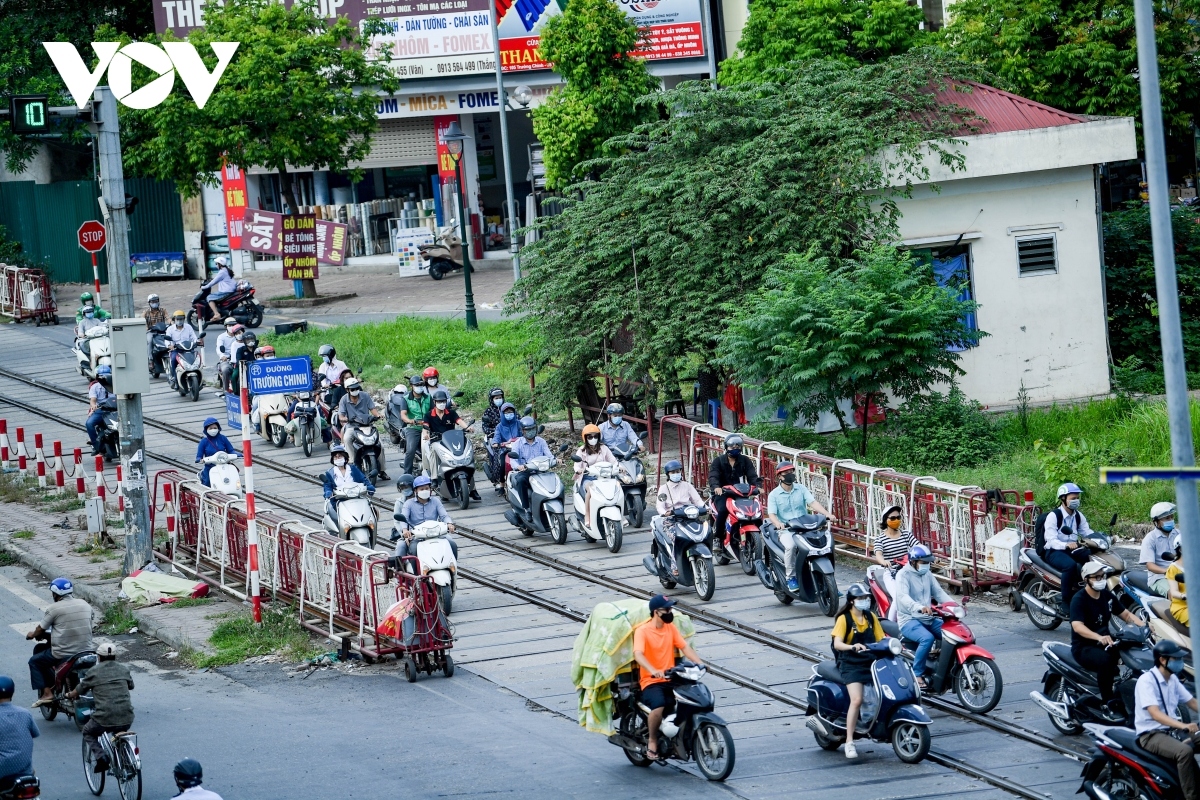 hanoi suffers heavy traffic jams after easing of covid-19 restrictions picture 15