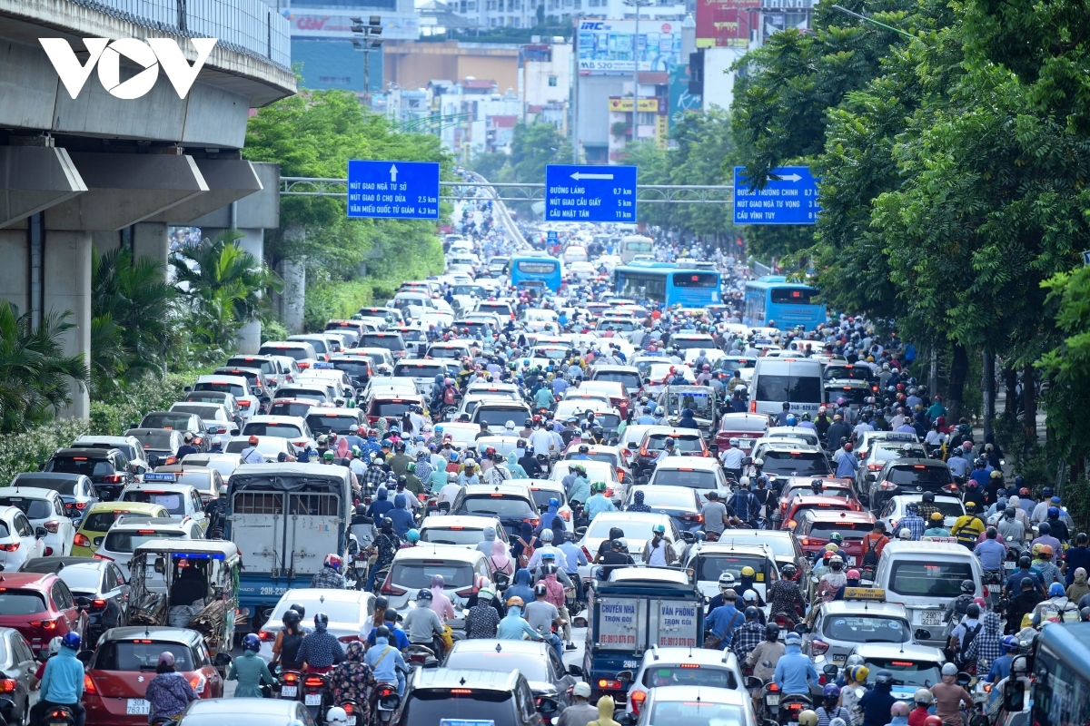 hanoi suffers heavy traffic jams after easing of covid-19 restrictions picture 2