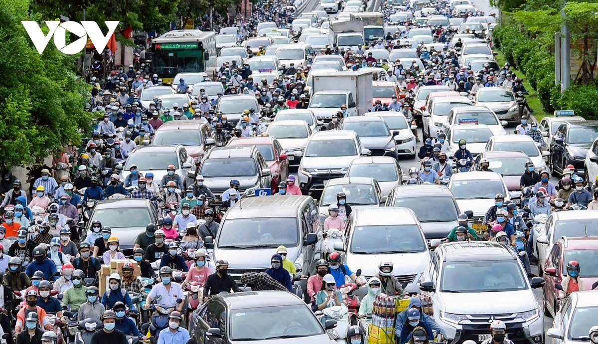 hanoi suffers heavy traffic jams after easing of covid-19 restrictions picture 3