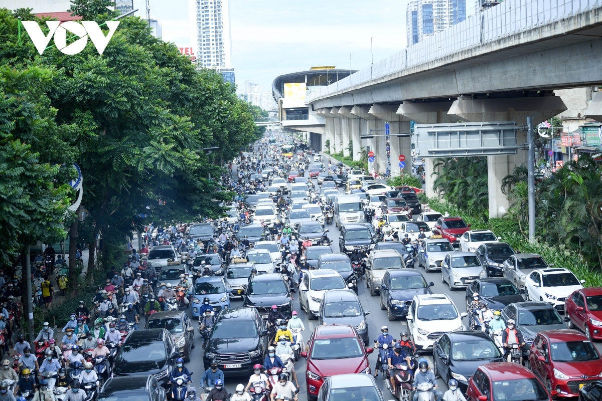 hanoi suffers heavy traffic jams after easing of covid-19 restrictions picture 4