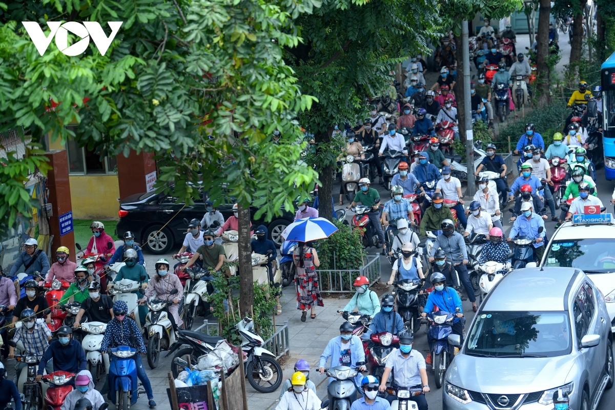 hanoi suffers heavy traffic jams after easing of covid-19 restrictions picture 5
