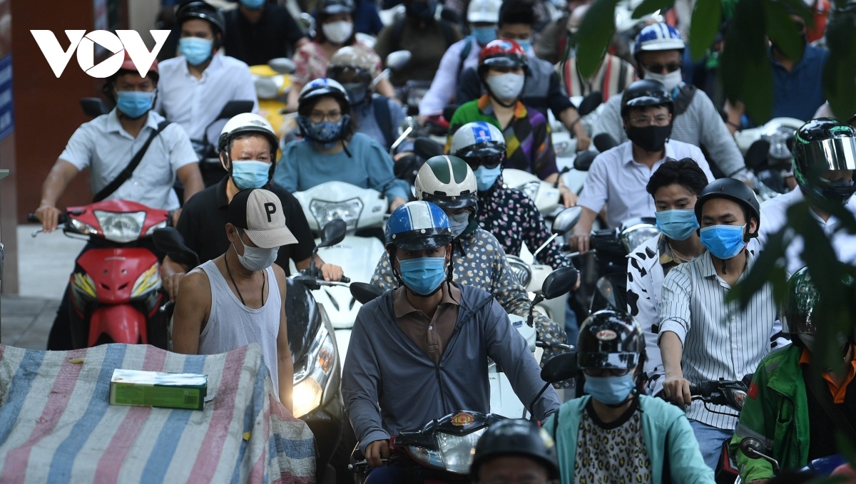 hanoi suffers heavy traffic jams after easing of covid-19 restrictions picture 6