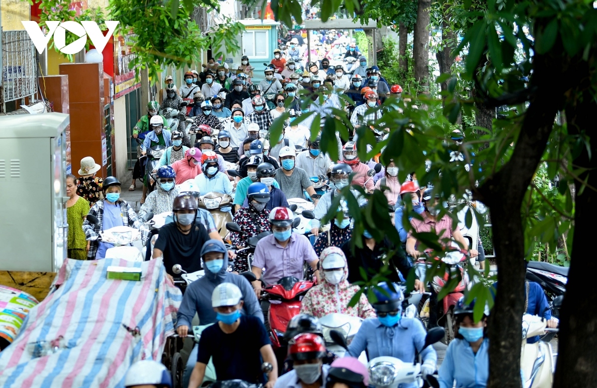 hanoi suffers heavy traffic jams after easing of covid-19 restrictions picture 7