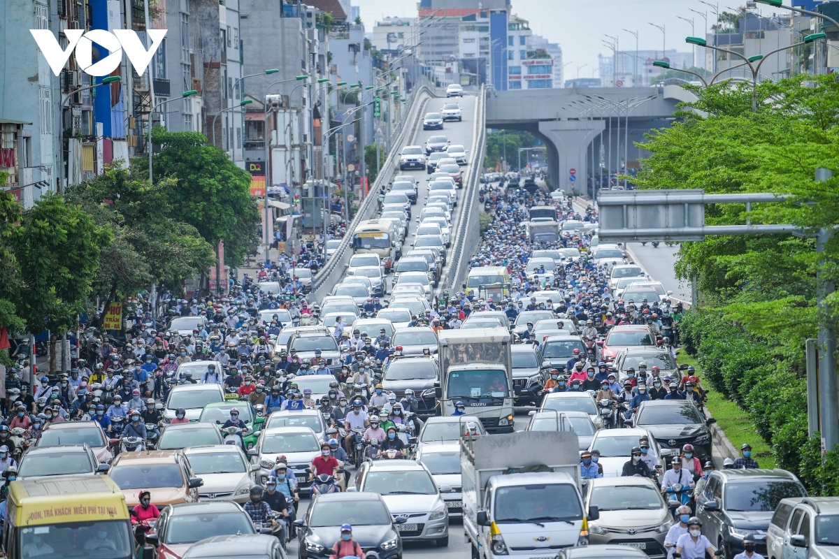 hanoi suffers heavy traffic jams after easing of covid-19 restrictions picture 9