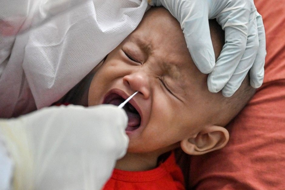 Malaysia lo ngại sự gia tăng số ca tử vong và bệnh nặng do Covid-19 ở trẻ em. Ảnh: AFP