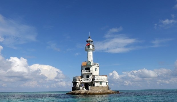 The lighthouse on Da Tay B Reef