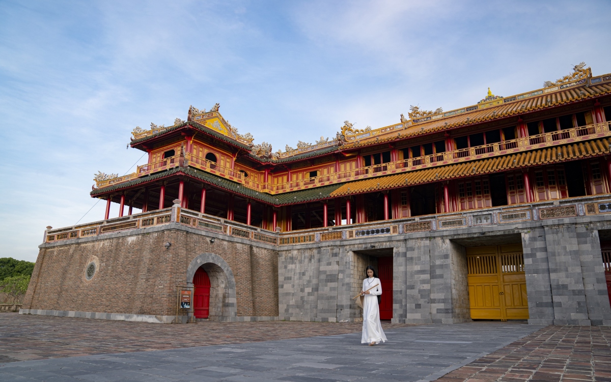 truong thi may thuot tha dien ao dai trang o kinh thanh hue hinh anh 9