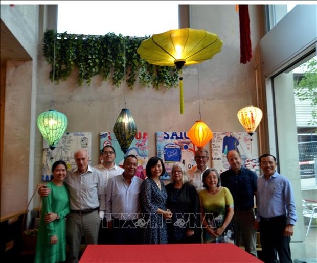 vietnamese overseas in switzerland donate covid-19 prevention and control fund picture 1