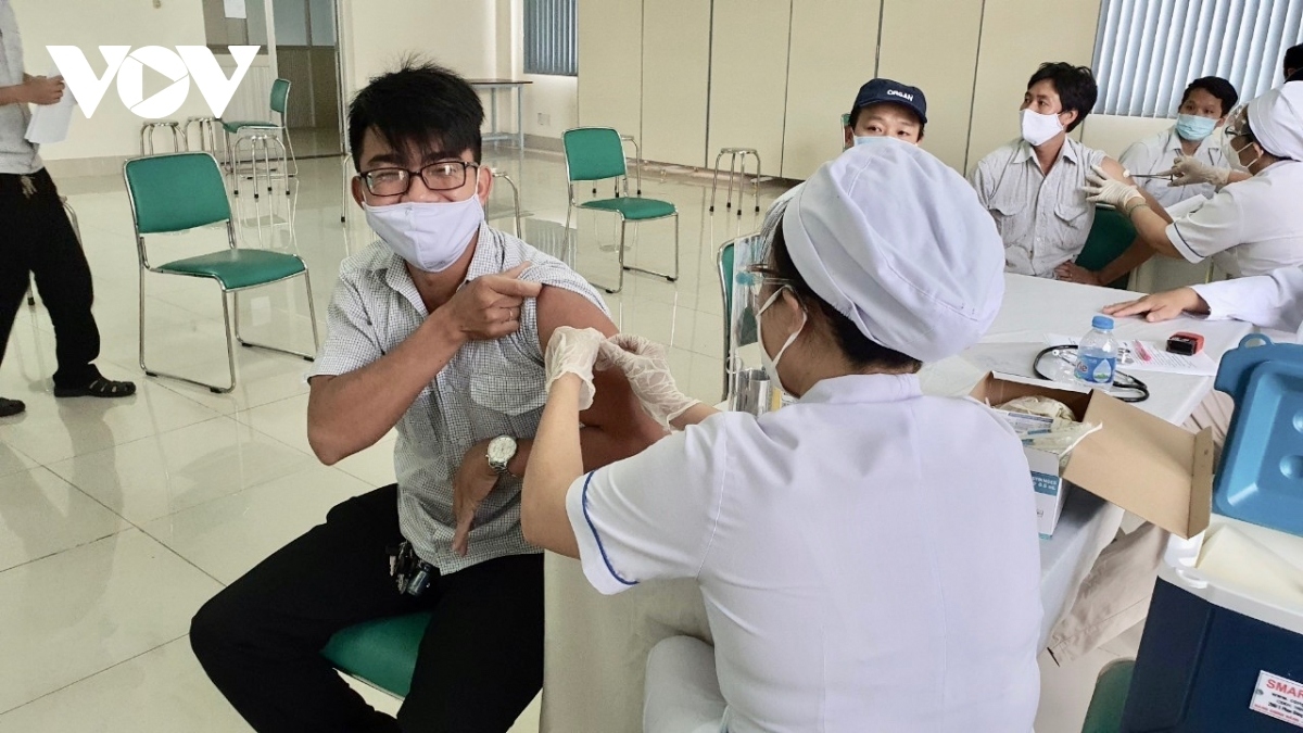 thousands of hcm city workers get covid-19 vaccine shot picture 8