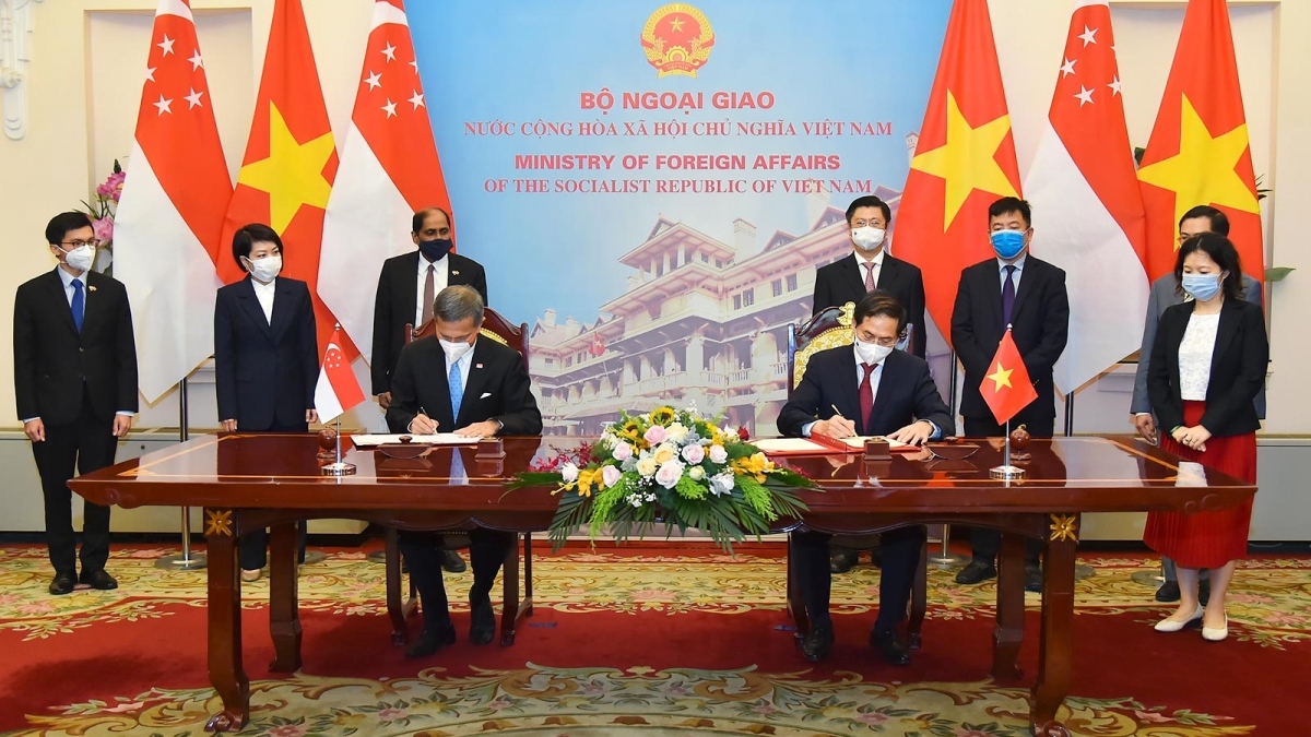 Singapore signs an agreement with Vietnam, agreeing to traing senior officials for 2021-2023.