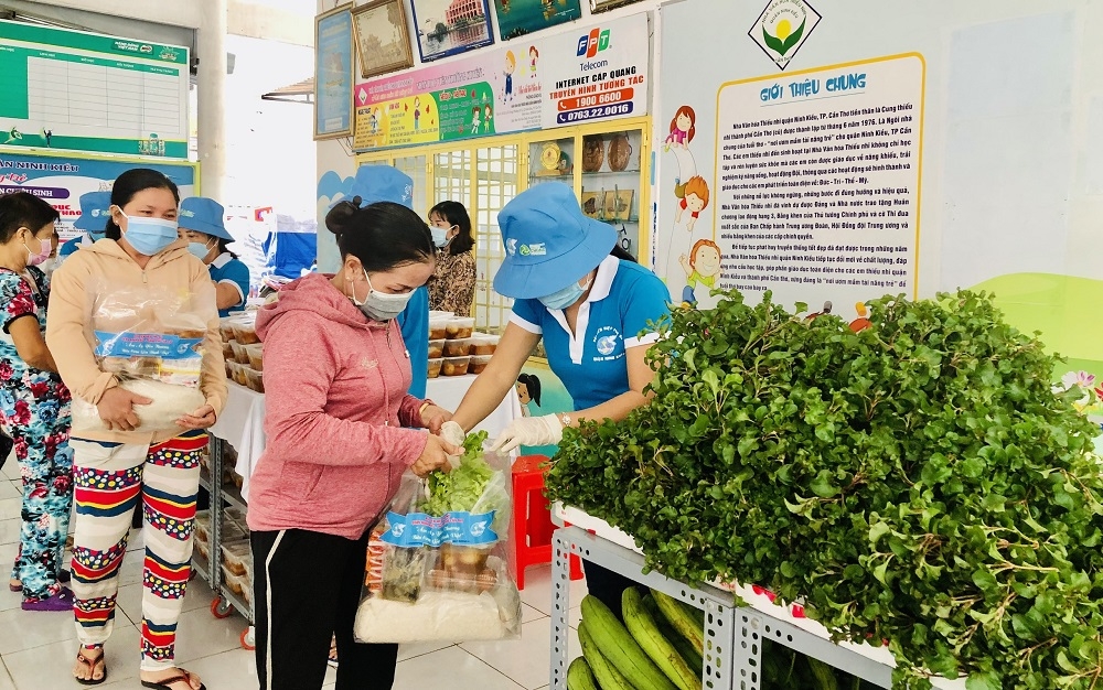 Người dân khó khăn ở Cần Thơ đi “Siêu thị 0 đồng san sẻ yêu thương”