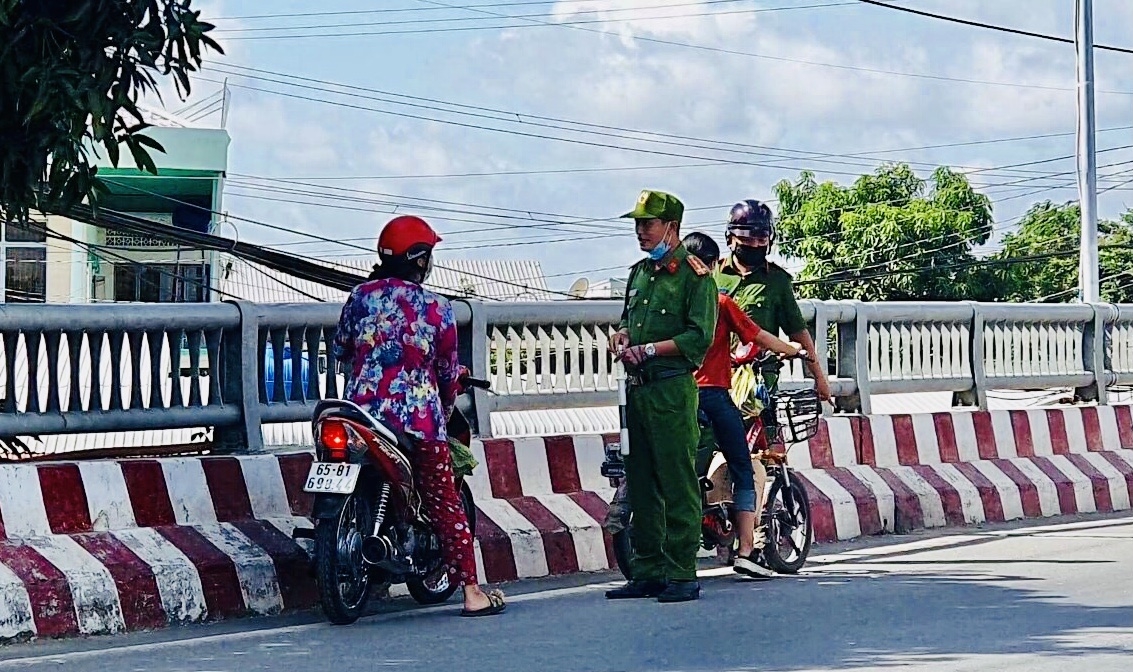 Ngang nhiên đi ngược chiều trên cầu để vào chợ dân sinh
