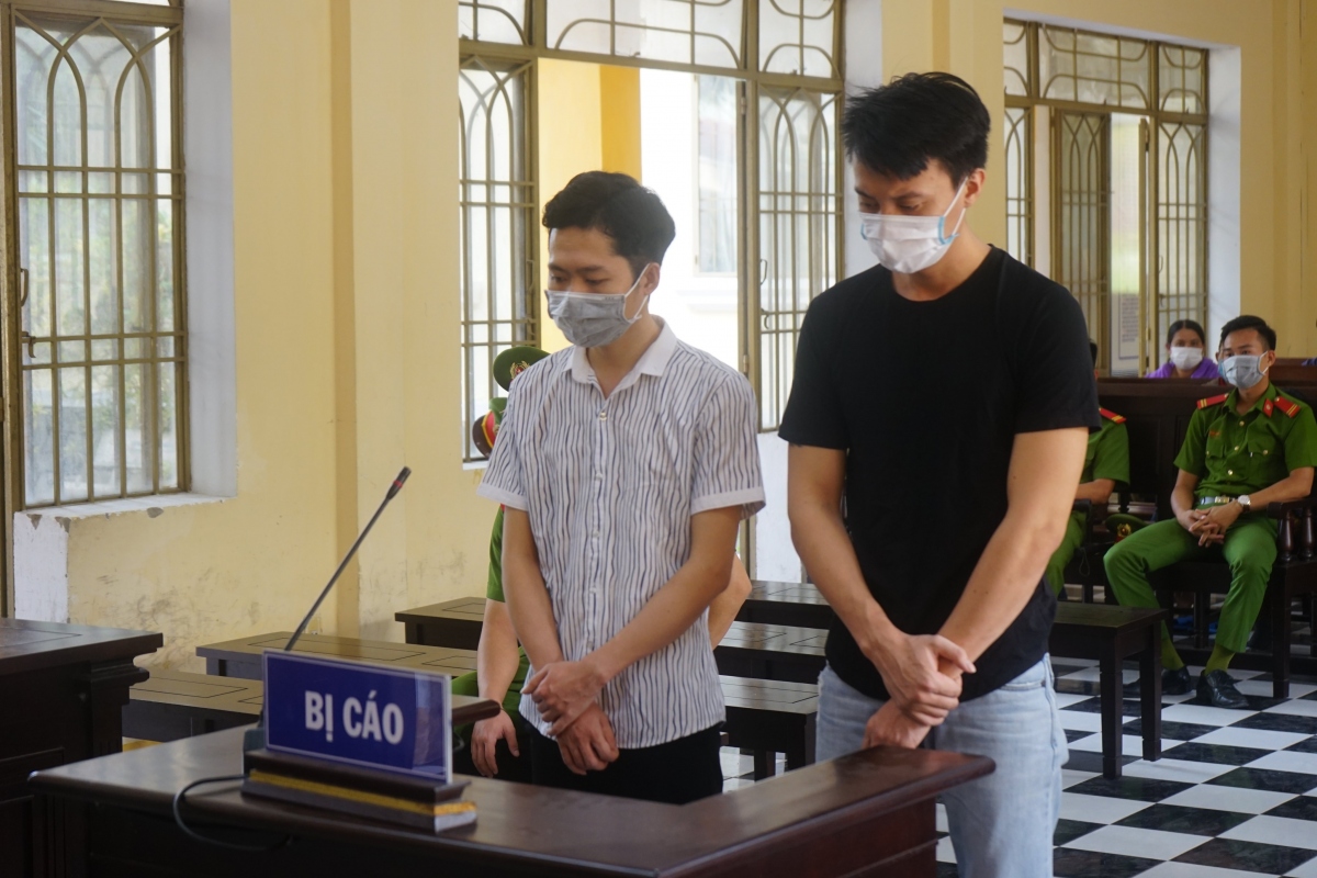Hai bị cáo Thành và Quang tại phiên tòa