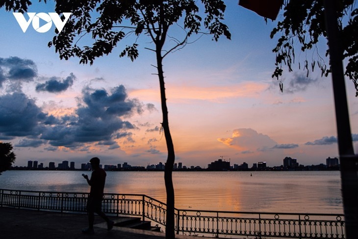 beautiful sunset on hanoi s west lake picture 12