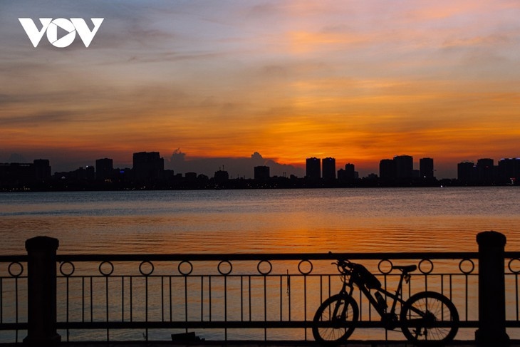 beautiful sunset on hanoi s west lake picture 13