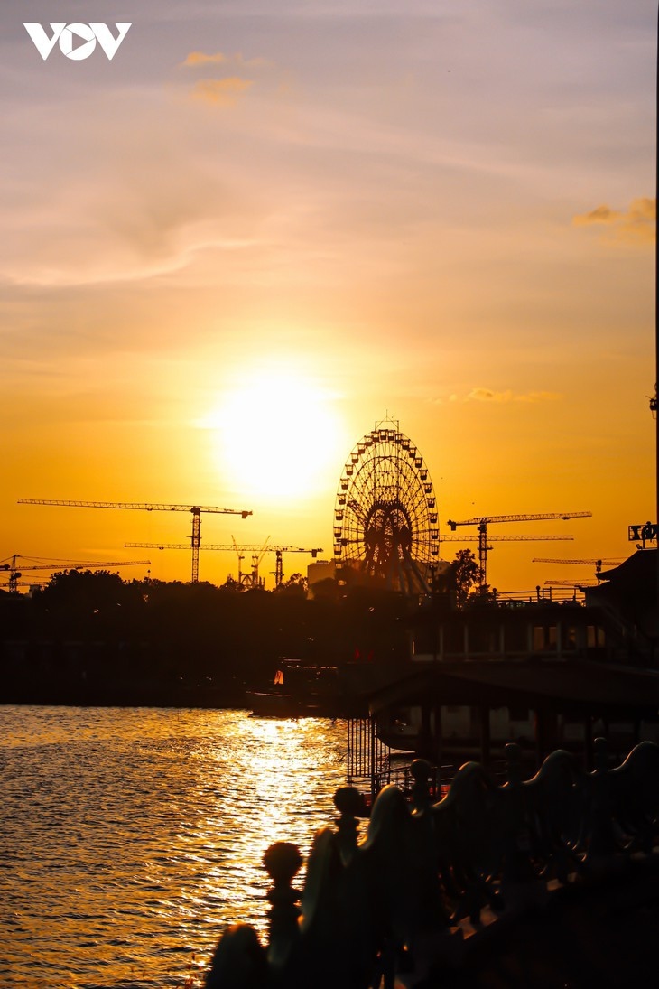 beautiful sunset on hanoi s west lake picture 2