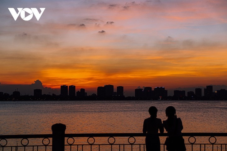 beautiful sunset on hanoi s west lake picture 5