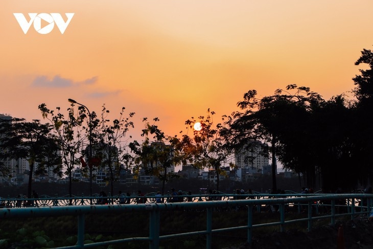 beautiful sunset on hanoi s west lake picture 7