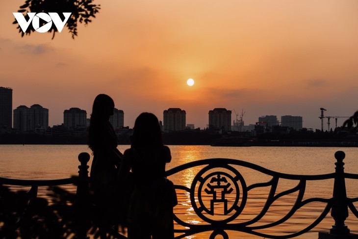 beautiful sunset on hanoi s west lake picture 8