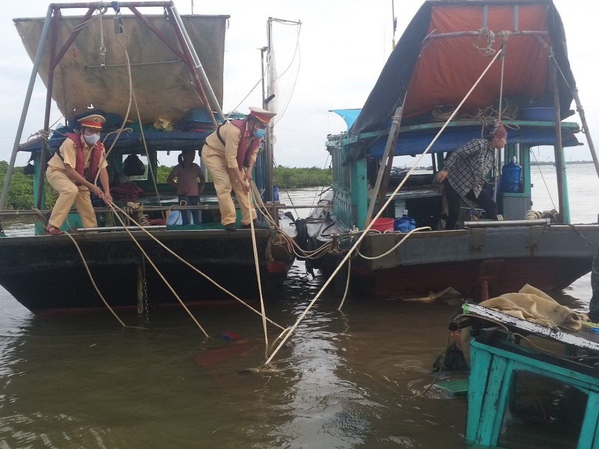 cuu song mot ngu dan bi chim tau tai khu vuc Den ba lang hinh anh 2