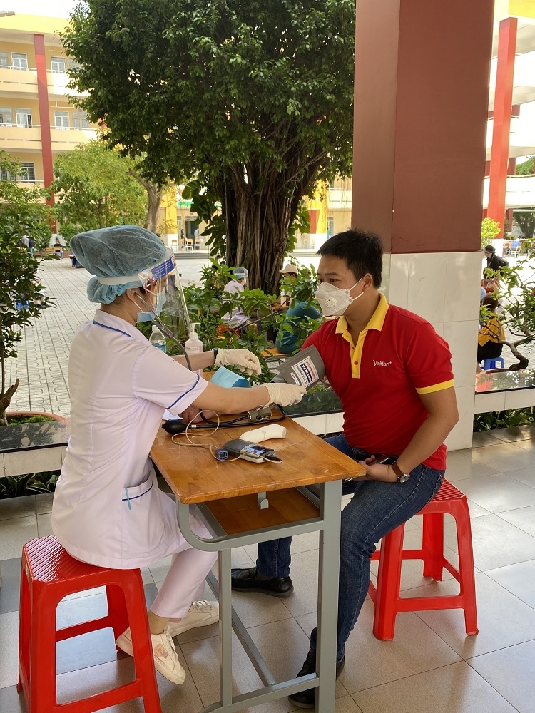 hon 6.500 nhan vien vinmart vinmart tai tam dich duoc tiem vaccine phong covid-19 hinh anh 2