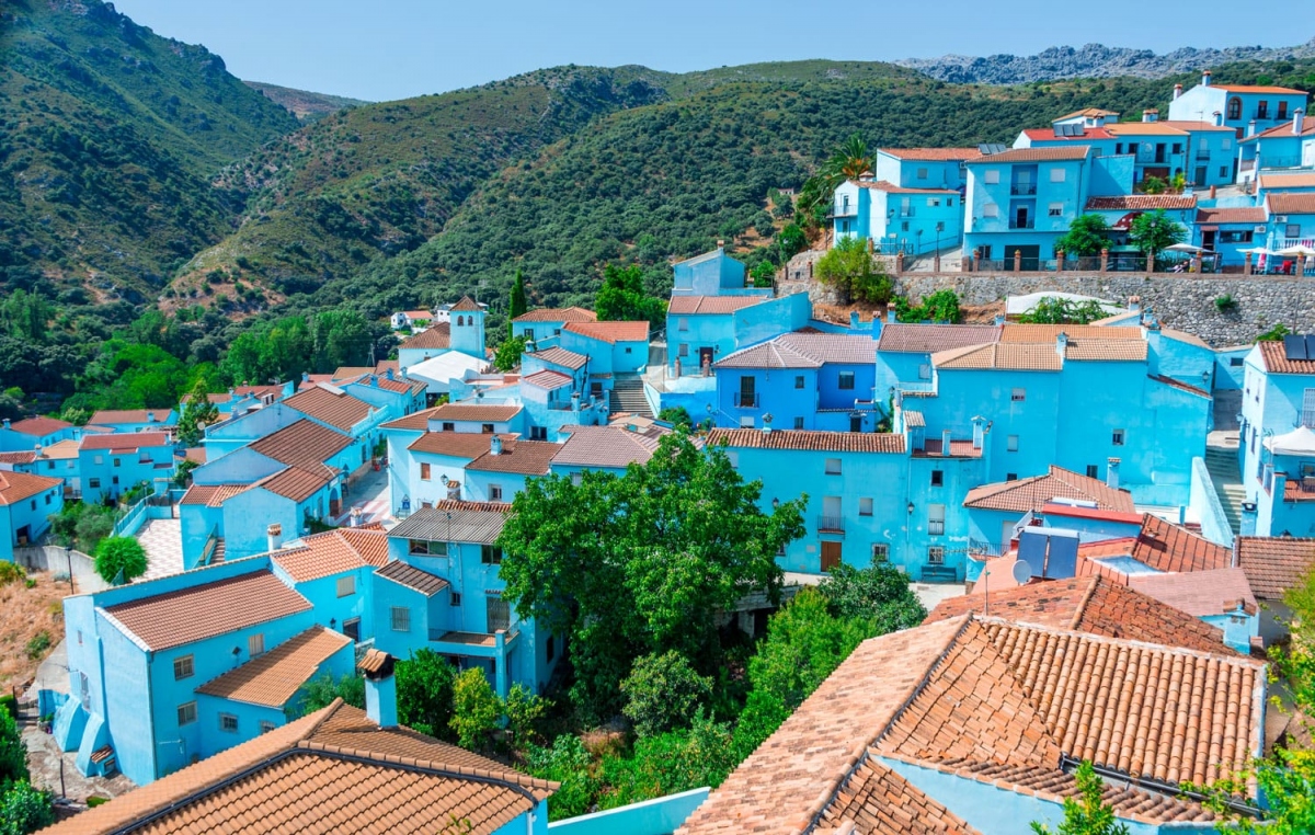 Júzcar is a quiet town in Spain that was previously dubbed ‘pueblo blanco’ due to its whitewashed walls. “Sony struck an agreement with the village’s leaders to have the town painted blue and dubbed ‘The Smurf Village’ as part of promotion for its then upcoming Smurfs movie,” Road Affair noted. (Photo: cineuno / shutterstock.com)