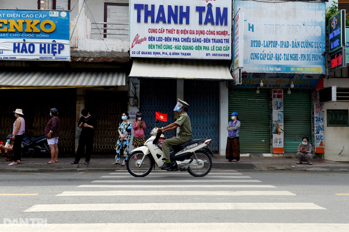 dan sai gon xep hang dai tram met cho mua thuc pham o sieu thi da chien hinh anh 10